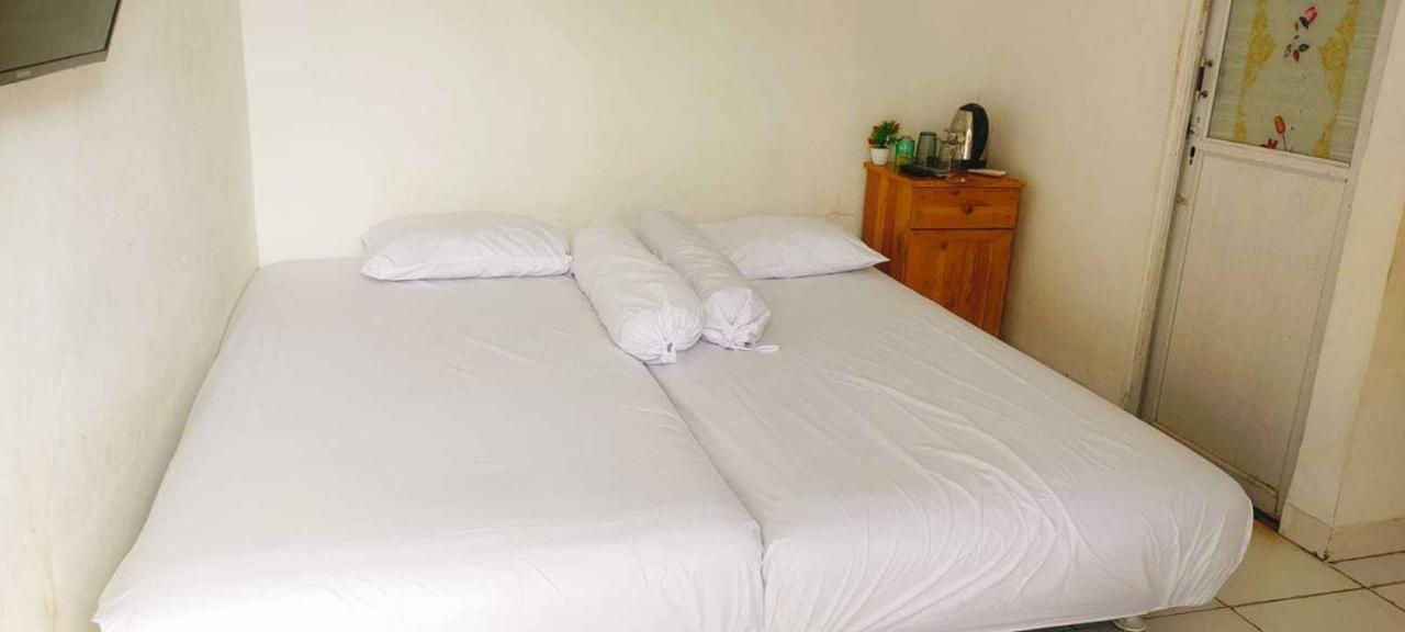 Express O 91277 Atiq Homestay Syariah Serang Exterior foto