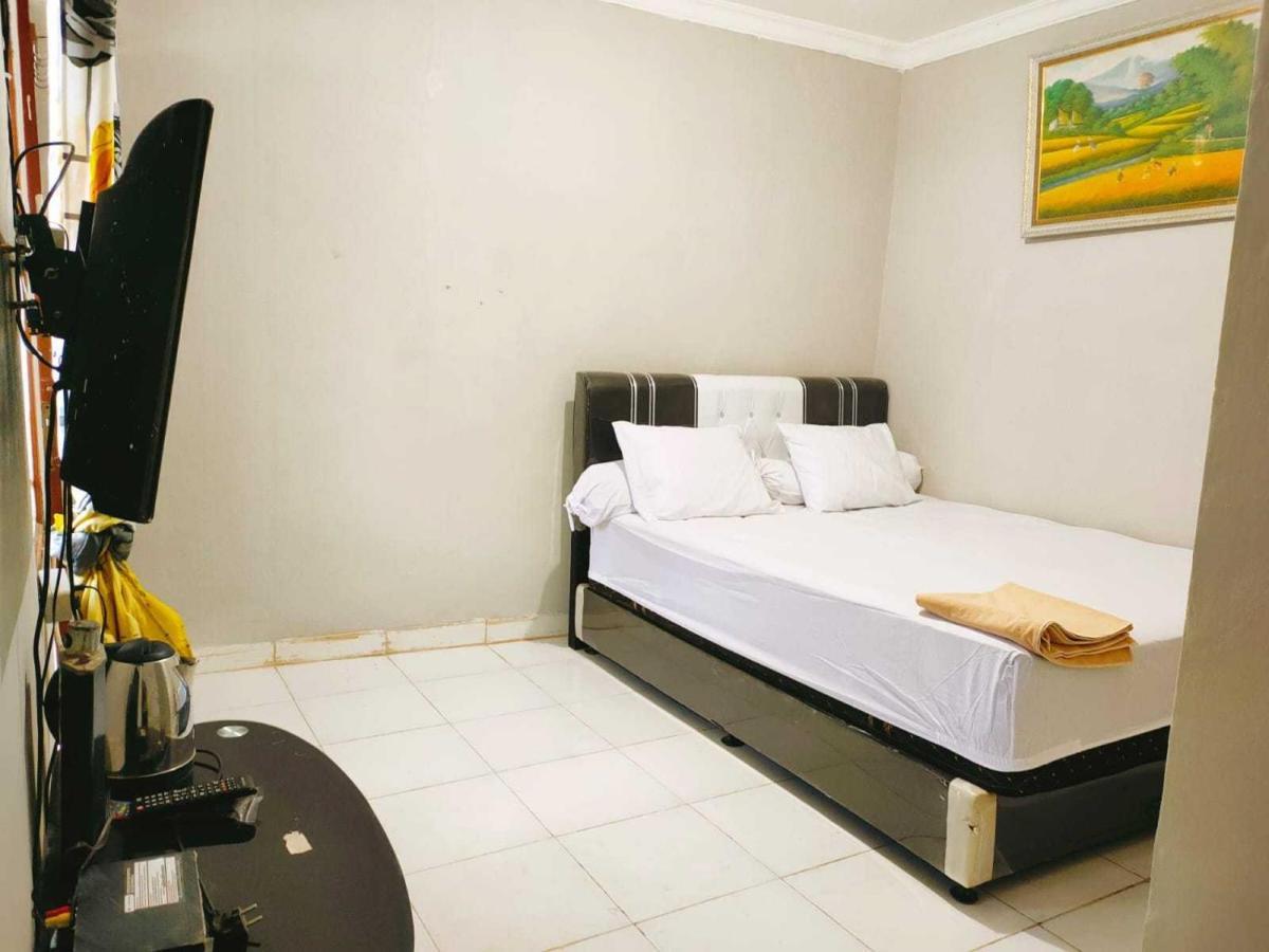Express O 91277 Atiq Homestay Syariah Serang Exterior foto