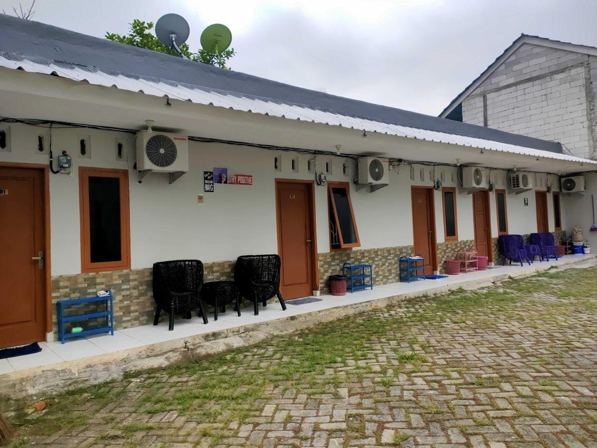 Express O 91277 Atiq Homestay Syariah Serang Exterior foto