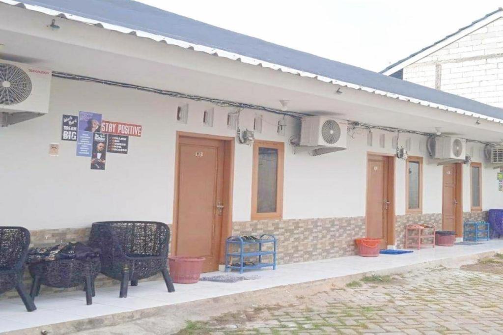 Express O 91277 Atiq Homestay Syariah Serang Exterior foto